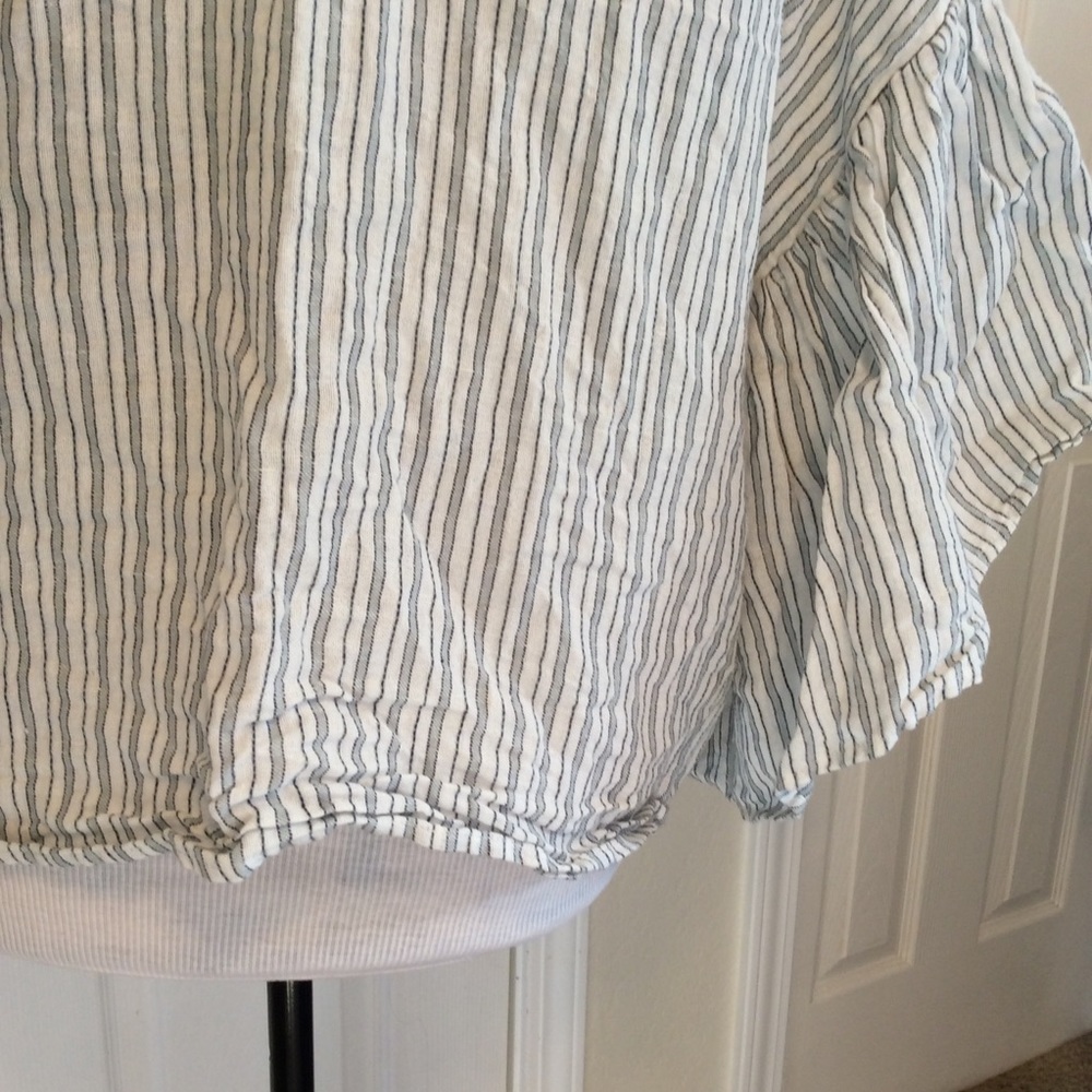 Universal Thread vertical striped flutter sleeve … - image 5